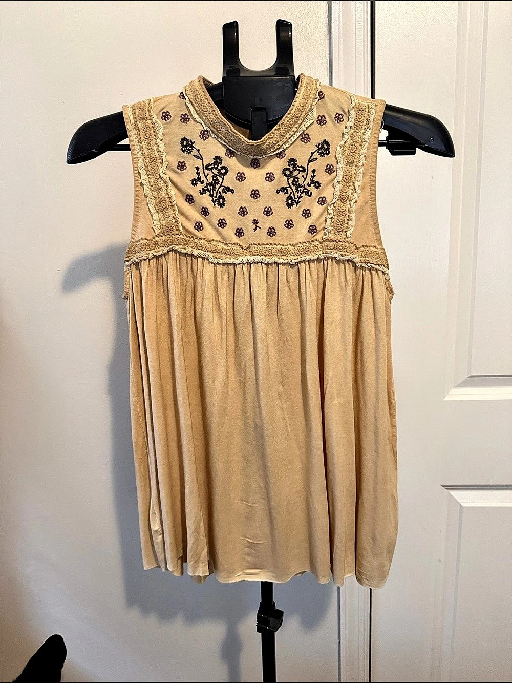 POL Floral Embroidered Sleeveless Blouse in Beige Small
